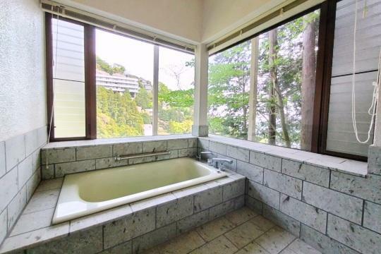 浴室 温泉引込可能な浴室　山並みを眺めながらゆっくりお過ごしいただけます