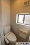 トイレ 2階トイレです。自然換気ができる小窓から自然な光が射し込みます。（2024年4月撮影）