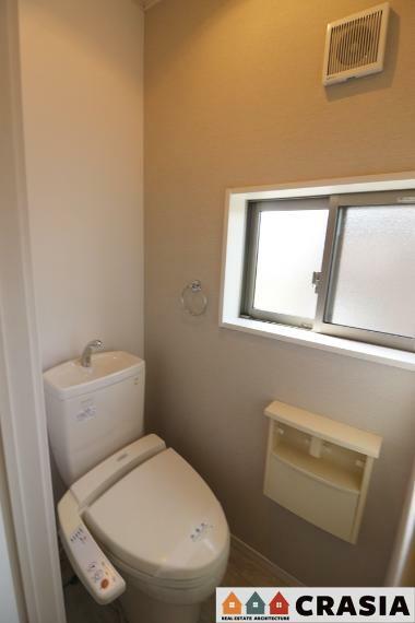 トイレ 2階トイレです。自然換気ができる小窓から自然な光が射し込みます。（2024年4月撮影）