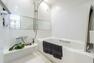 浴室 白を基調とした明るく清潔感あふれる空間。追い焚き・浴室換気乾燥機付きです。