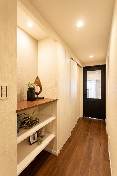 収納 【廊下収納】:廊下には飾り棚を設置。インテリアや家族の写真などでお好みの空間にアレンジいただけます。