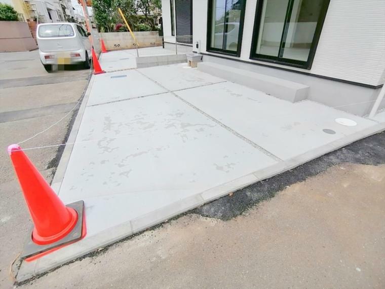 駐車場 カースペースはコンクリート仕上げ。雨の日でも足元を気にすることなく駐車できます。 ■小金井市東町1　新築一戸建て■