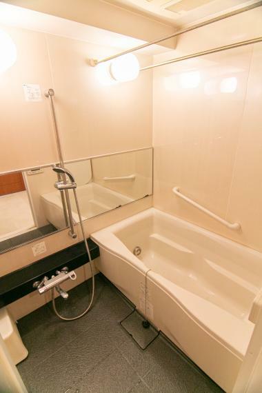 浴室 浴室には乾燥機、入る人の身長を選ばないシャワースライドバーを標準装備。室内（2024年4月）撮影