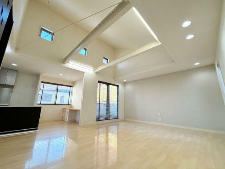 居間・リビング 【2階LDK】高天井を採用した開放感あふれる空間です