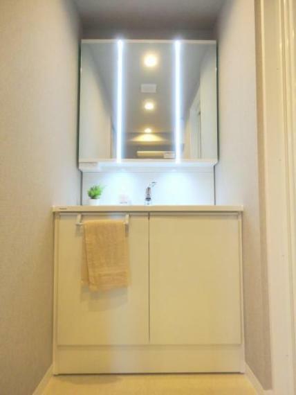 洗面化粧台 ■独立洗面台には嬉しい3面鏡に、大容量収納！