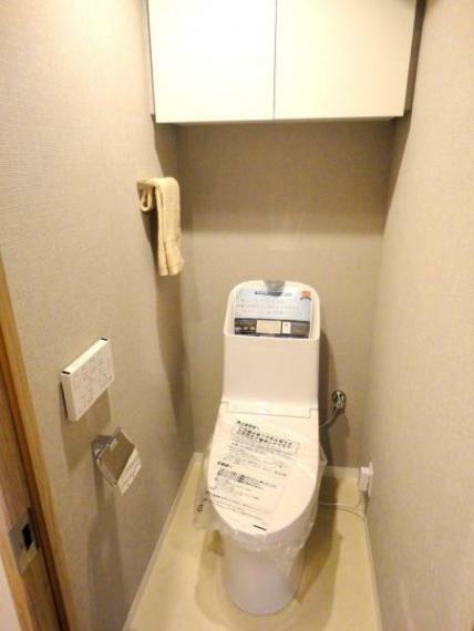 トイレ ■収納も備え付けのシャワー付きトイレです！