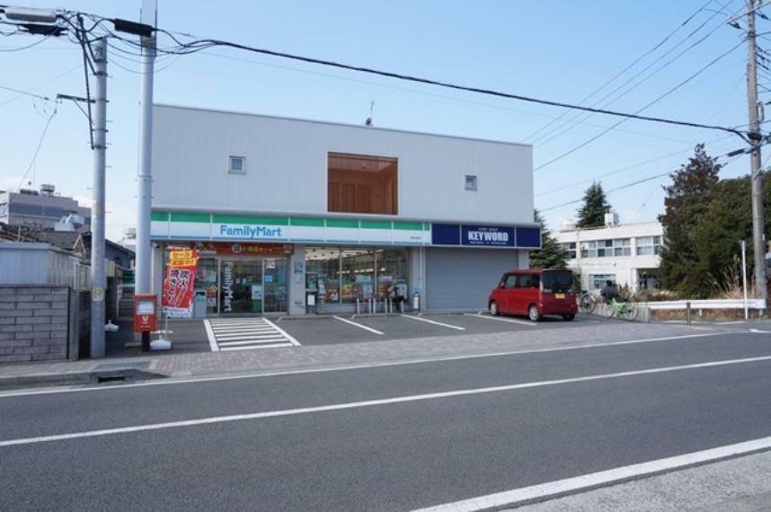 コンビニ ファミリーマート 新松田店まで約500m（徒歩7分）