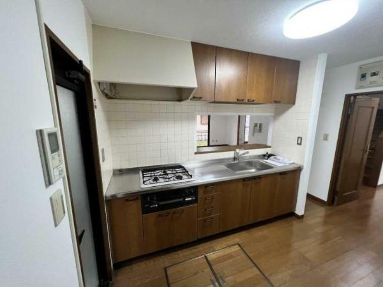 作業スペースが広く家事動線をゆったりと確保できるキッチンです。