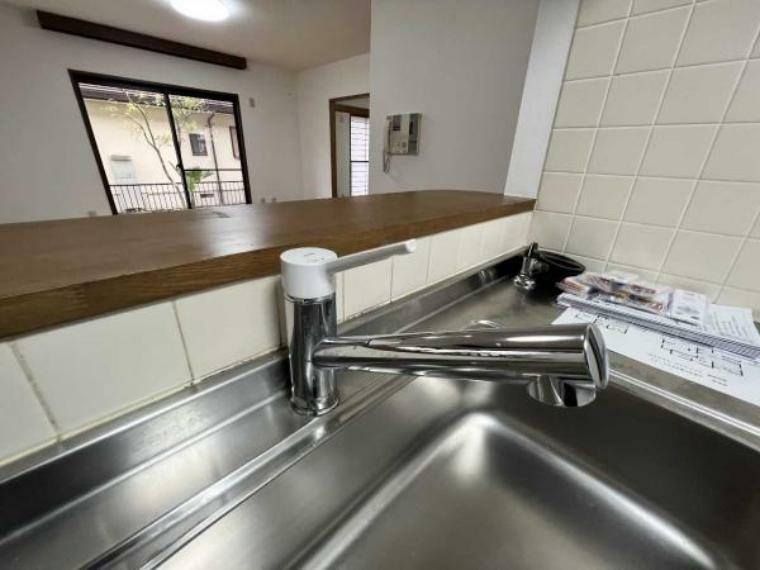 キッチン 作業スペースが広く家事動線をゆったりと確保できるキッチンです。
