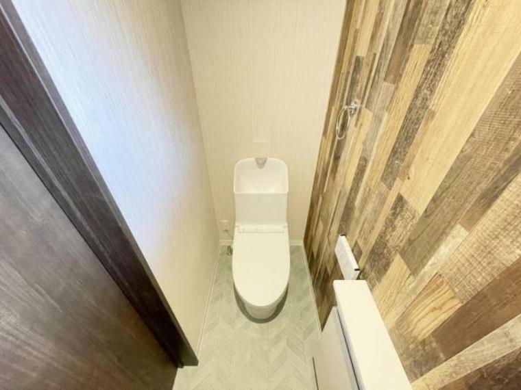 （トイレ）トイレは1階2階それぞれに設置されています。衛生的な温水洗浄便座です。窓がついているのも意外と嬉しいものです。