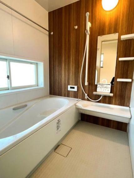 浴室 一日の疲れを癒してくれる快適なゆったりサイズのユニットバス。