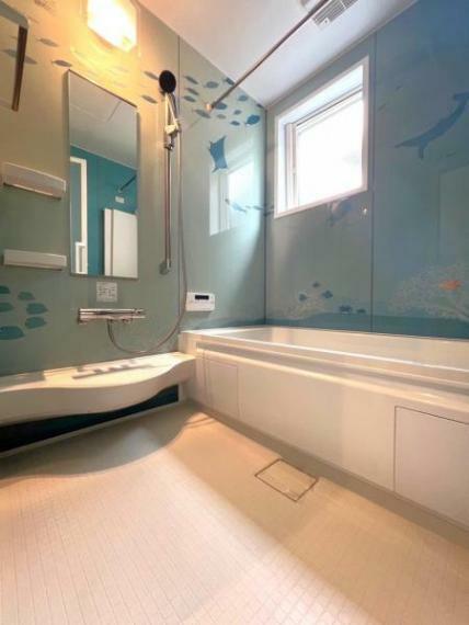 浴室 水族館のような可愛らしい壁面のバスルーム