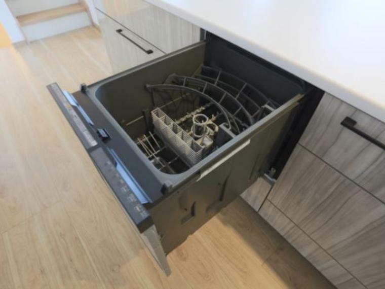 発電・温水設備 食器洗浄乾燥機　食器の後片付けに便利な食器洗浄乾燥機を標準装備。ビルトインタイプなので見た目もスッキリ、特に共働き世帯のご家族には必須品です。