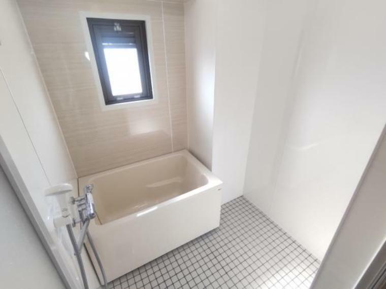 浴室 【リフォーム完成】浴室は壁天井にバスパネルを貼り、床タイルの重ね張りを行いました。浴槽も新品交換。きれいなお風呂で新生活をお楽しみください。