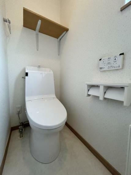 トイレ トイレは温水洗浄機付きです。上には簡易的な棚も御座います。暖房付きなので、冬も暖かいです。