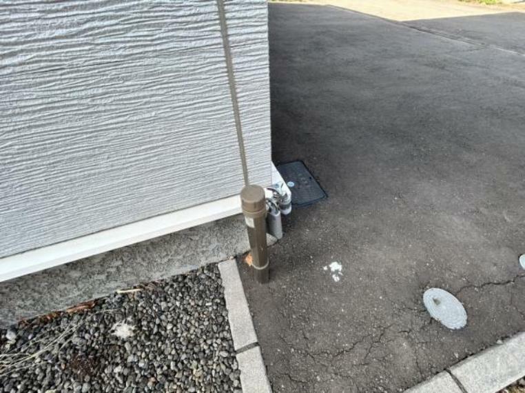 駐車場には散水栓がついております。お車の洗車もできますね。