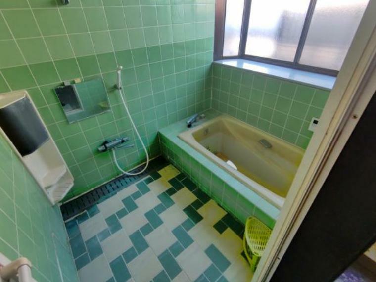 浴室 【現況販売】お風呂の写真です。1坪ありますので、洗い場も湯舟もゆったりサイズですね。