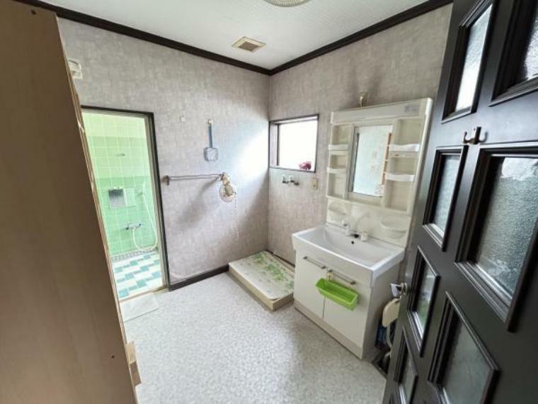 洗面化粧台 【現況販売】洗面脱衣室の写真です。約1.5坪ありますので余裕の広さですね。