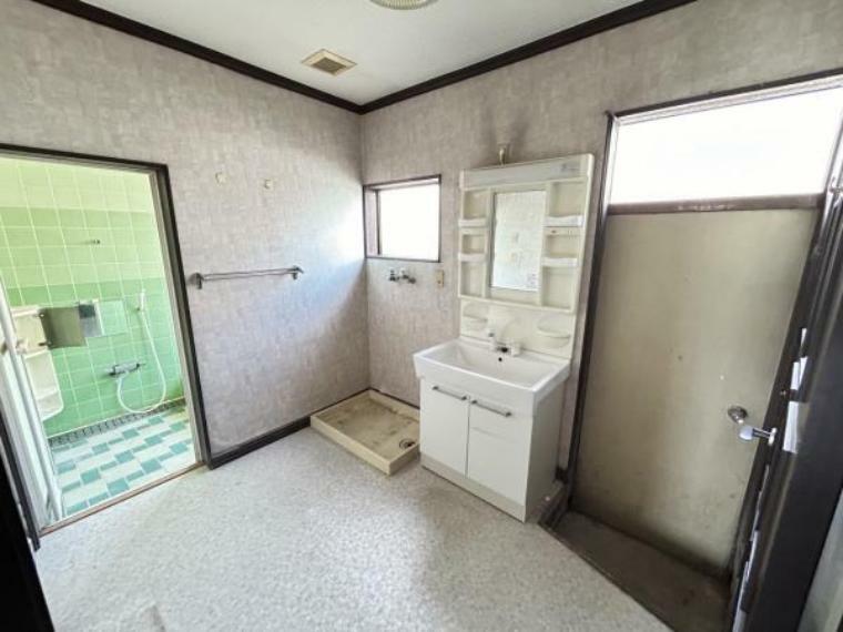 【現況販売】洗面脱衣室の写真です。約1.5坪ありますので余裕の広さですね。