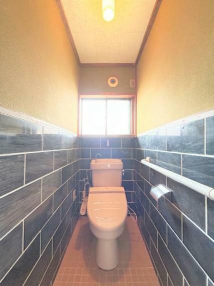 トイレ 【リフォーム中写真】1階トイレはTOTO製のトイレに交換予定。使いやすい壁掛けリモコンで操作、自動洗浄機能付き流し忘れもなく清潔に保てます。