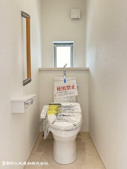 トイレ 普段使う箇所だからこそ手入れのしやすいデザインを採用。手すり付きで住まう人に配慮した内装。