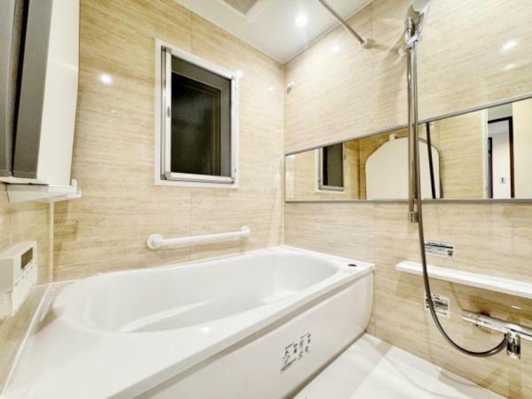 浴室 ゆったりくつろげる窓付きバスルーム。通風も確保し、開放感を感じながらリラックスタイムを満喫できます