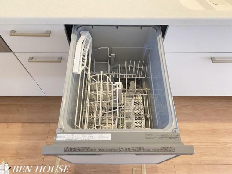自動食器洗浄乾燥機（同仕様参考写真）・パワフルな洗いで汚れを落としてくれる食洗機。家事の時短になり、ご家族との時間も増えそうです