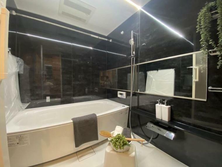 浴室 浴室の壁は黒の大理石調のパネルを使用し、高級感がありながらも落ちつける空間になりました。
