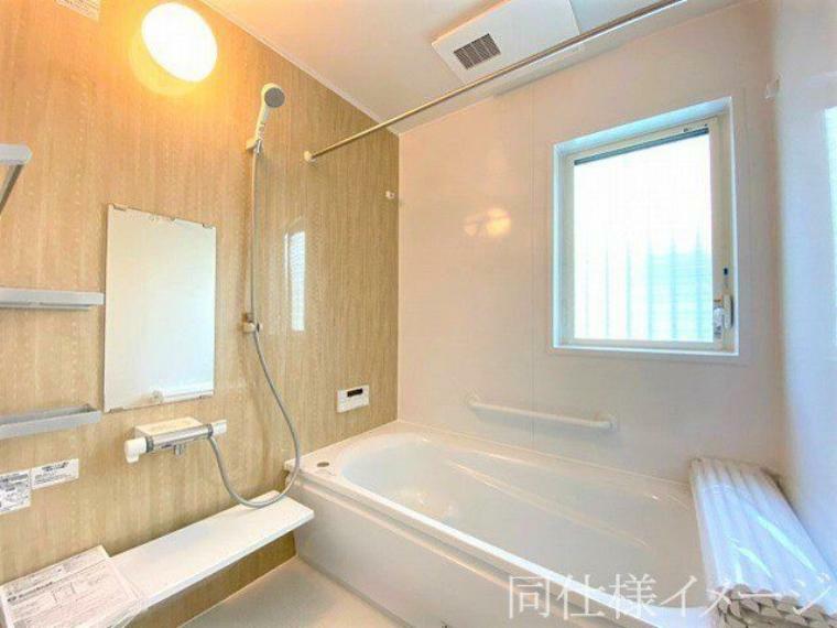 ＼同仕様写真/浴室には隠れた節水機能が充実！シャワーにはたくさんの空気を含んだ大粒の水は節水効果大！浴槽内にはステップがあり、出入り時の負担も軽減するスリムな形を採用