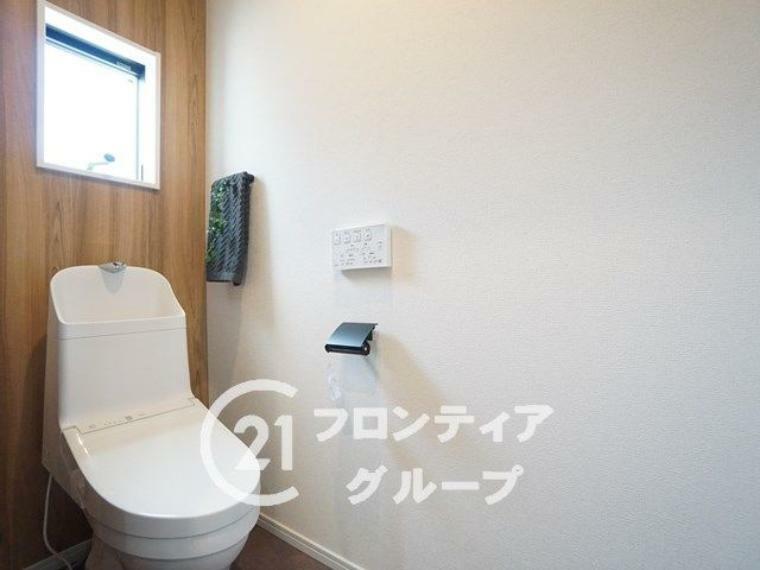 現況写真 ＼同仕様写真/トイレは温水洗浄付き便器です。壁紙の色、窓の配置等、一邸一邸のこだわりをぜひ現地でご覧ください。