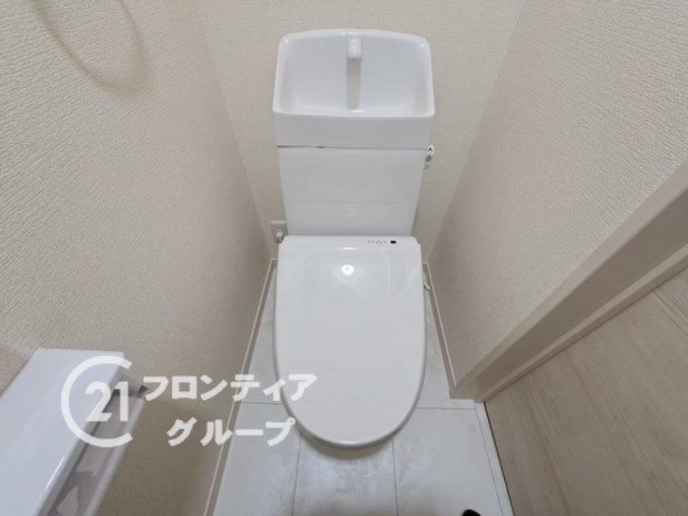 トイレ 便器にふちがなく、汚れが隠れて見えない部分が極端に少なくなっており、お手入れも楽々！スピーディでパワフルな洗浄力を実現しています！