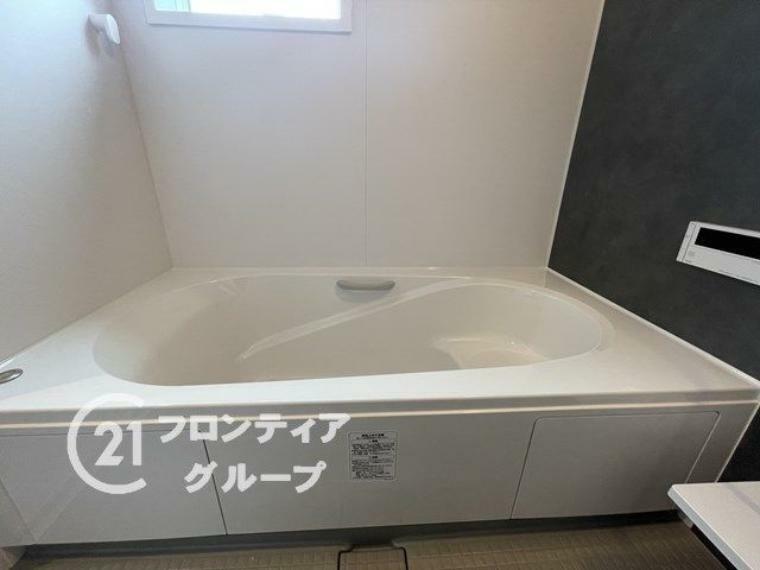 浴室 白を基調に清潔感のある浴室はゆったりと入浴出来ます。