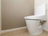 ＼同仕様施工例/トイレは温水洗浄付き便器です。壁紙の色、窓の配置等、一邸一邸のこだわりをぜひ現地でご覧ください。
