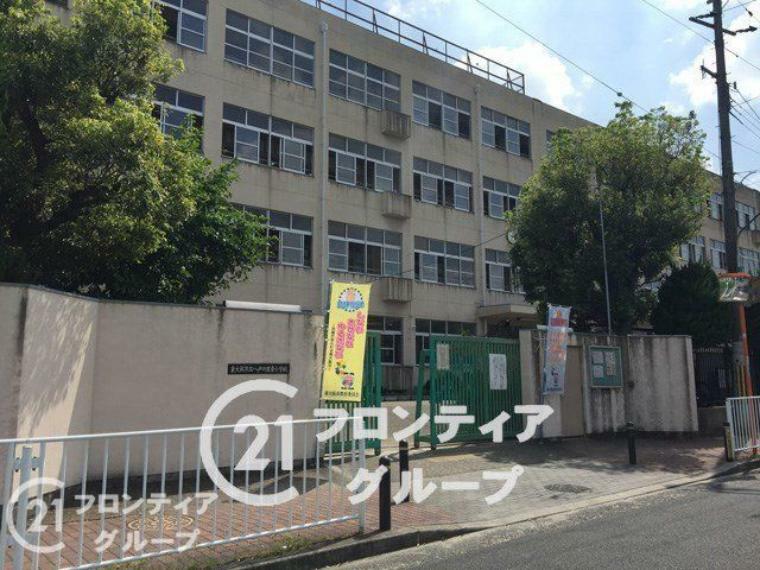 小学校 東大阪市立八戸の里東小学校　徒歩4分。