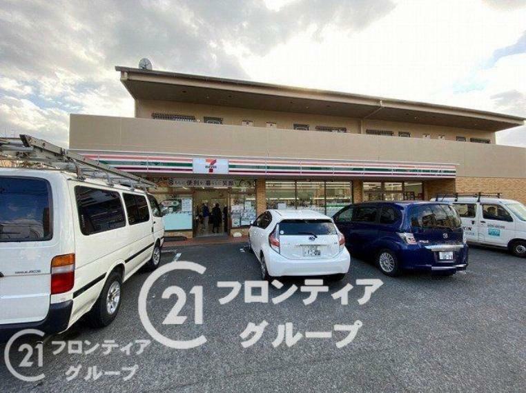 コンビニ セブンイレブン東大阪東山町店　徒歩8分。