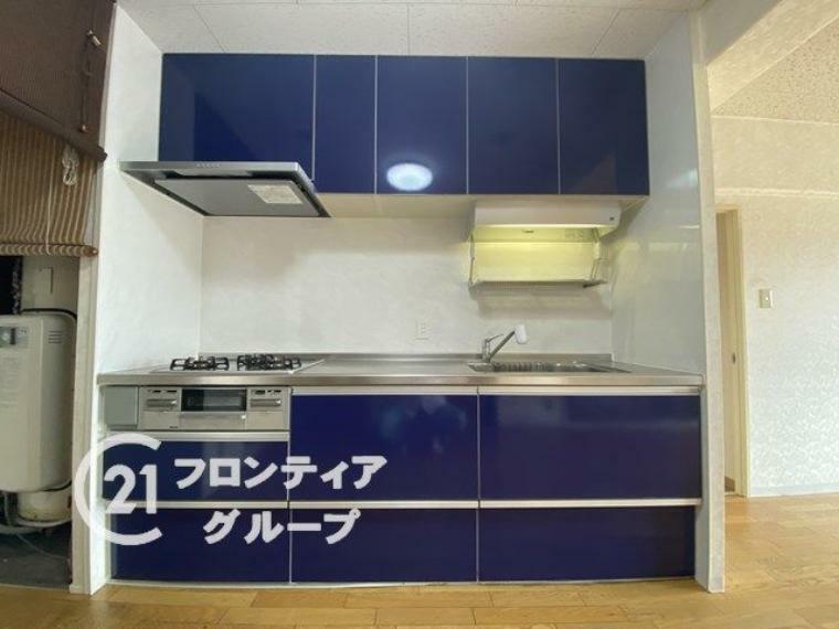 キッチン 収納力ある吊戸棚付きのシステムキッチンです。