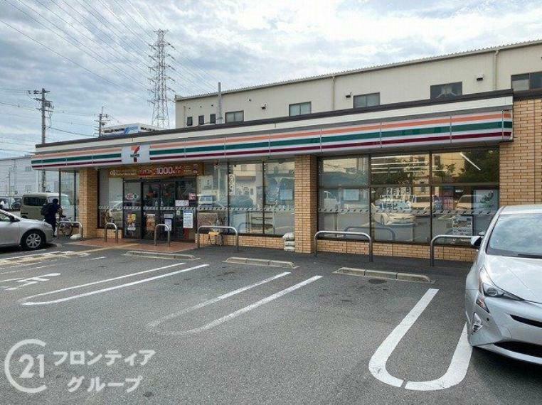 コンビニ セブンイレブン東大阪菱江店　徒歩1分。