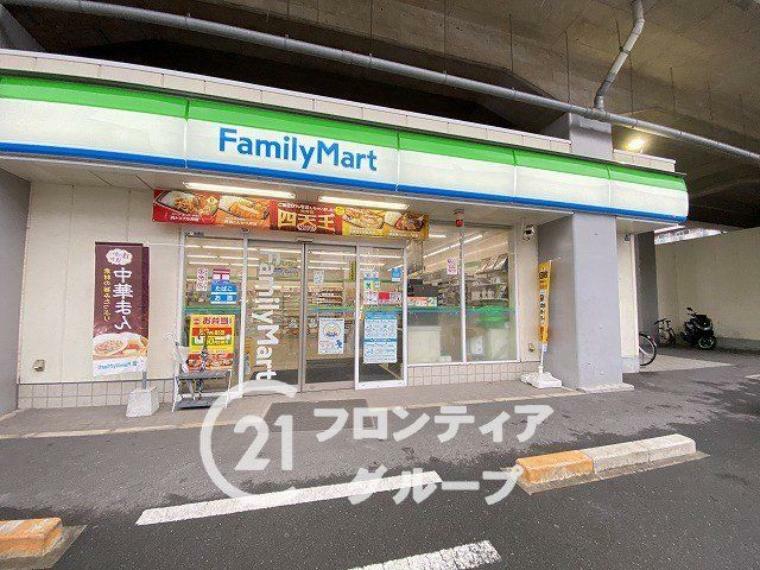 コンビニ ファミリーマート八戸ノ里駅東店徒歩5分。