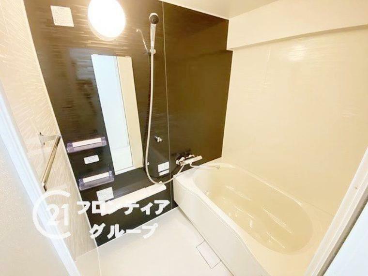 浴室 給湯器リモコンの設置あり！追い炊きが簡単なので、いつでも楽に入浴できます。