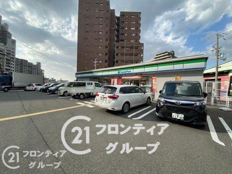 コンビニ ファミリーマート本庄西一丁目店徒歩3分。