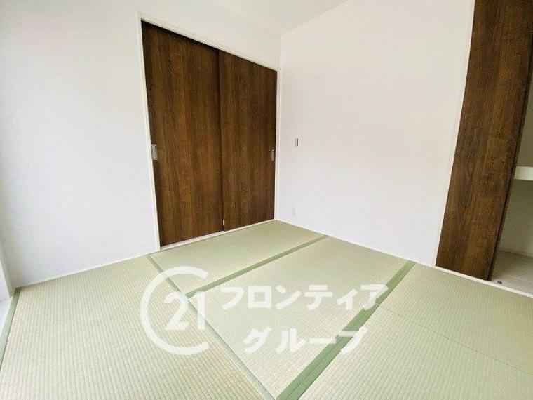 同仕様写真（内観） ＼同仕様写真/新しい畳の香りのするタタミスペースは、使い方色々。客室やお布団で寝るときにぴったりの空間ですね。