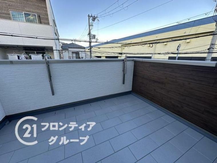 バルコニー ＼同仕様写真/各階トイレ付きで忙しい朝も混み合わず便利