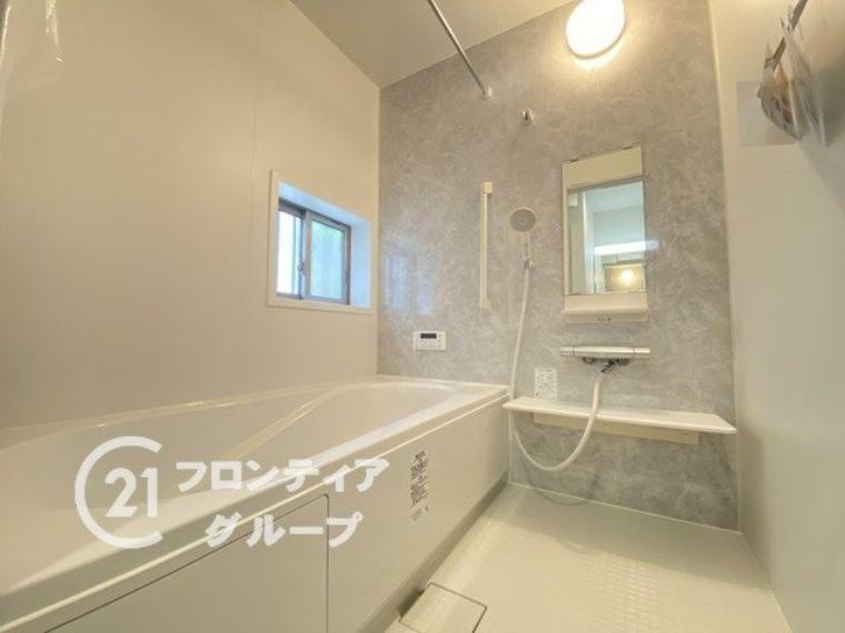 浴室 保温効果のある浴槽を採用しており、温かいお湯が長続き！1坪以上の広々とした空間なので、親子入浴や半身浴などに向いた浴室です！