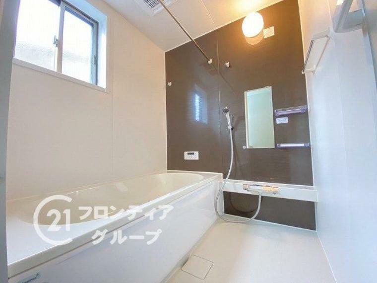 浴室 しっかり換気が出来る大きな窓付き。湿気がこもりやすい浴室も清潔に保てます。