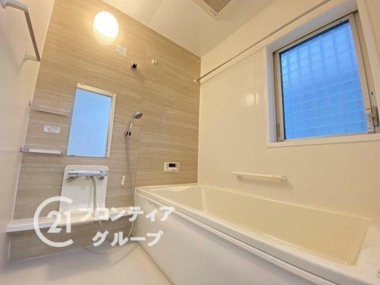浴室 窓がついているので、こまめに換気ができ、カビの原因の湿気を防げます