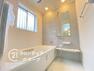 浴室 しっかり換気が出来る大きな窓付き。湿気がこもりやすい浴室も清潔に保てます。