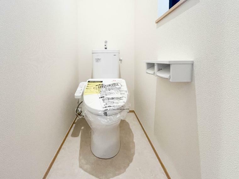トイレ （D号棟）トイレ・ウォシュレット付。快適で衛生的な洗浄機能付温水シャワートイレです。　収納や手すりもついてます。
