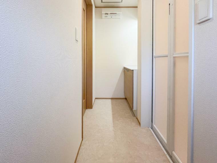 脱衣場 （D号棟）脱衣所、洗面所は小さなプライベートスペース。歯磨き、洗顔と毎日施す個人空間。