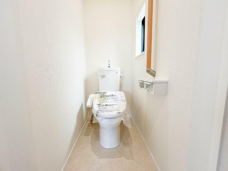 トイレ （E号棟）トイレ・ウォシュレット付。快適で衛生的な洗浄機能付温水シャワートイレです。