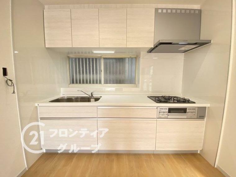 キッチン 先進設備が揃うシステムキッチンは、カウンターもワイドサイズで家事がしやすい！